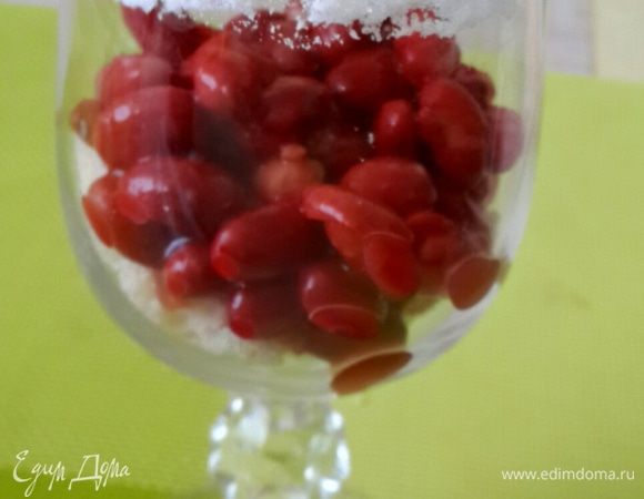 Выложить красную фасоль.