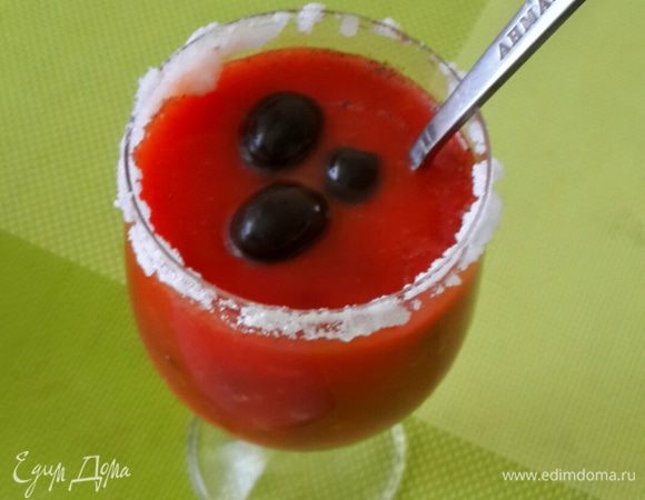 Добавляем перец и специи по вкусу. Можно добавить чесночную соль. Выкладываем маслины без косточек.