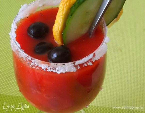 Украшаем бокал для фуршета долькой лимона и огурчиком. Охлаждаем супчик. Кто хочет может добавить водки и получиться экстровагантная кровавая мэри.