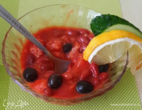 Или вот так по-домашнему подать.
перед пробой выжить сок лимона из дольки.
Вот так один суп может поднять настроение и в праздник и в будни.