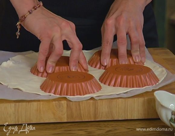 Если пласт теста недостаточно тонкий, немного его раскатать и формочками для выпечки вырезать из теста круги.