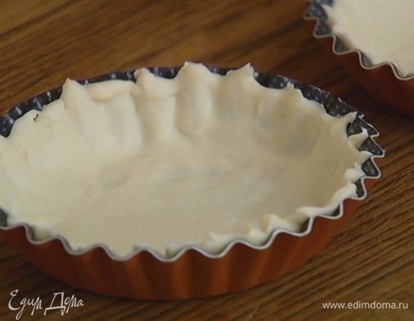 Равномерно тесто распределить по дну и стенкам формочек.