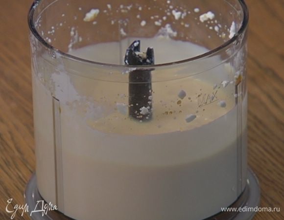 Добавить в сливочно-творожную массу целое яйцо, желток и взбить еще немного.