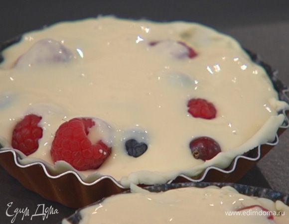 В каждую формочку с тестом выложить по небольшой горсти ягод и разлить творожную начинку.