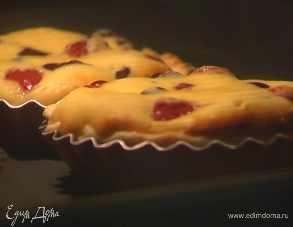 Выпекать тарталетки в разогретой духовке 15–18 минут.