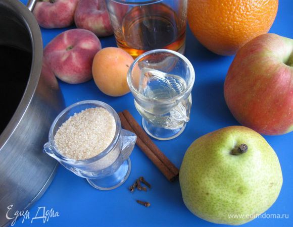 Приготовить все необходимое. Прошу обратить внимание: брала персики инжирные, плоские. Они небольшие. Если будите использовать другие              (большие по размеру), то берите 1/2 штуки.
