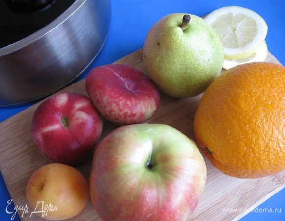 Фрукты тщательно помыть. Цитрусовые не надо очищать, в сангрию они идут с кожурой. 
