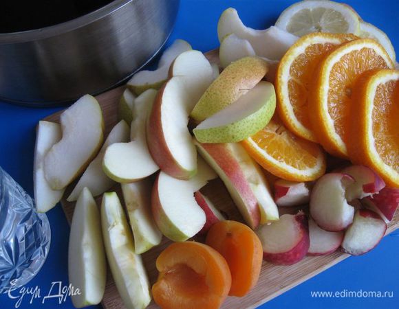 Яблоко и  грушу разрезать на  четвертинки, вынуть семена, разрезать  на  дольки (не чистить). Из персика и абрикоса вынуть косточки, разрезав их пополам, потом на дольки. Апельсин порезать на тонкие кружочки. Добавить 2 кружочка лимона.
