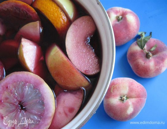 Фрукты,  палочку корицы, гвоздику положить в кастрюлю и засыпать сахаром.  Залить вином, смешанным с  водой,  медом, бренди. Закрыть крышкой и поставить в холодильник на сутки. Ароматы успевают смешаться и раскрыться.
