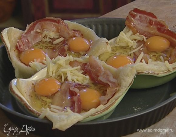 Сверху присыпать оставшимся натертым сыром.