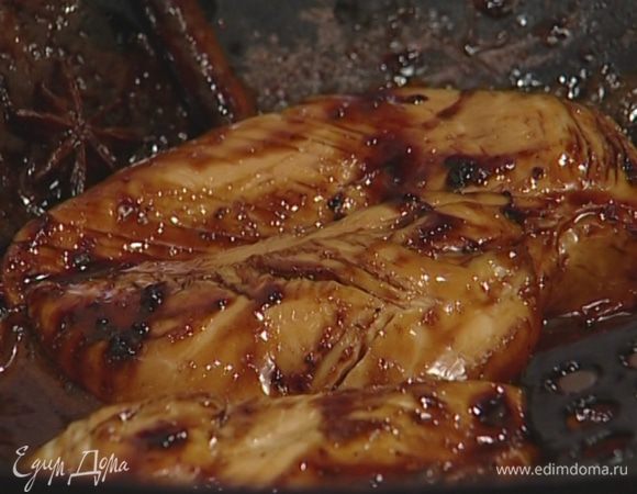 Готовить около 5—8 минут, время от времени переворачивая.