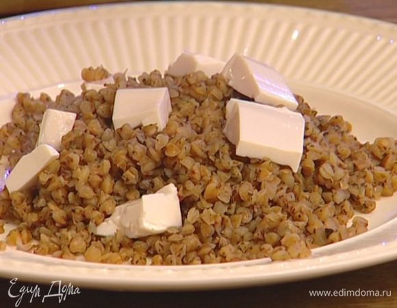 Выложить гречку в тарелки, сверху разложить кусочки тофу, украсить листьями базилика. 