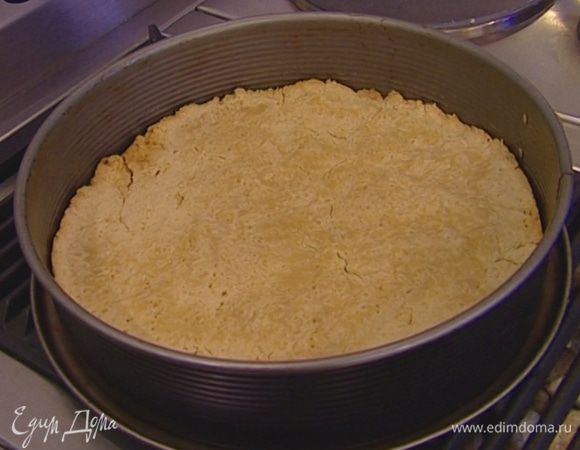 Выпекать в разогретой духовке 15—20 минут, затем бумагу с крупой убрать.