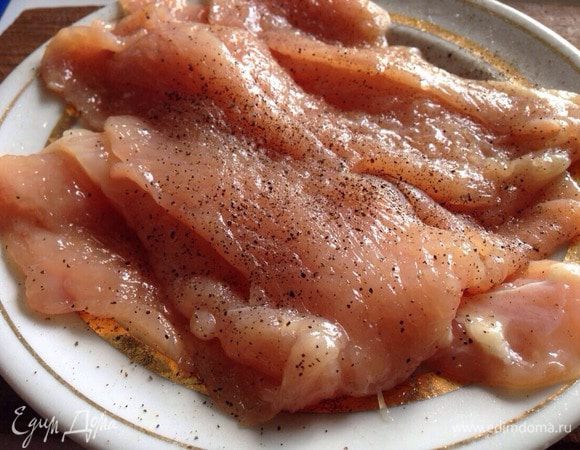 Куриное филе нарезать тонкими продольными полосками, отбить, посолить и поперчить.Оставить минут на 5-10.