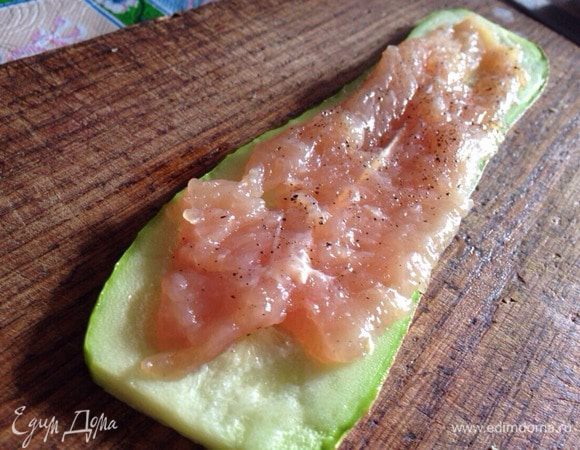 На остывшие кабачки выложить полоски куриного филе.