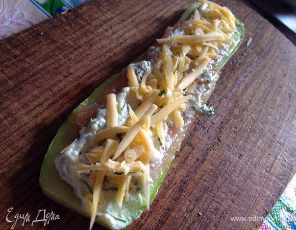 Сверху филе намазать творожной начинкой и присыпать тертым сыром.