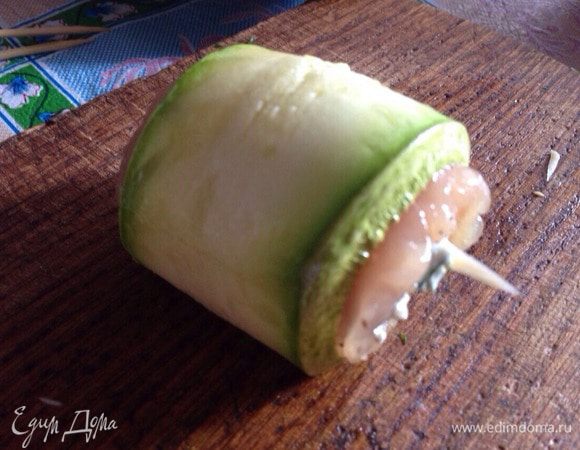 Скрутить рулетики.