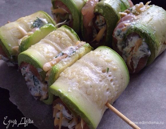 Сколоть рулеты шпажками, сбрызгнуть чуть-чуть оливковым маслом и отправить в духовку запекаться на 20-25 минут, при температуре 180°C.