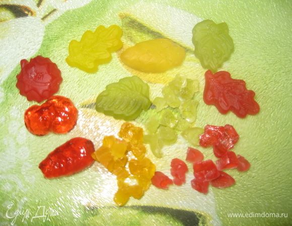 Нарезам мармелад на мелкие кусочки.