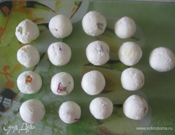 Берем немного творожно-мармеладной массы и формируем шарики-конфетки.
