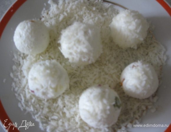 Обвалять их кокосовой стружке. У меня белая кокосовая стружка и они похожи на Рафаэло, если кокосовая стружка цветная, то конфеты получаться веселенькими.