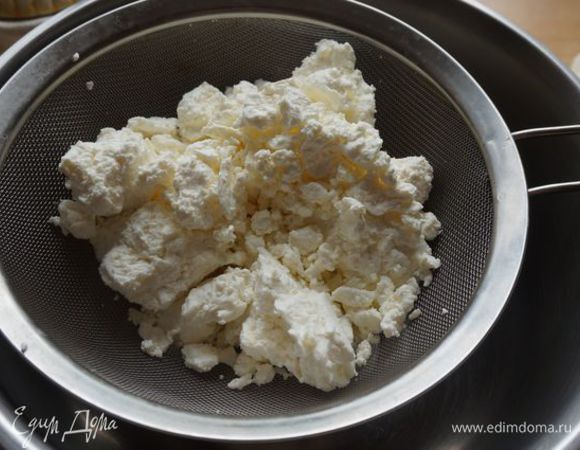 Домашний творог (жирности конкретно не знаю) очень мягкий, легко перетирается через сито.