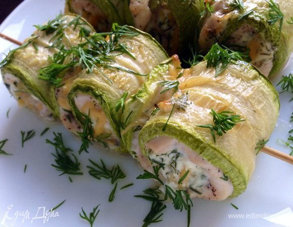 Рулетики присыпать зеленью и подавать к столу. Для соуса можно смешать сметану с зеленью, зубчиком чеснока и мелко порезанным болгарским перцем. Соль и перец по вкусу.