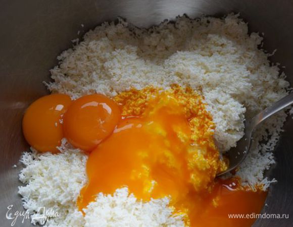 Добавляем желтки крупных яиц, щепотку соли и растираем.