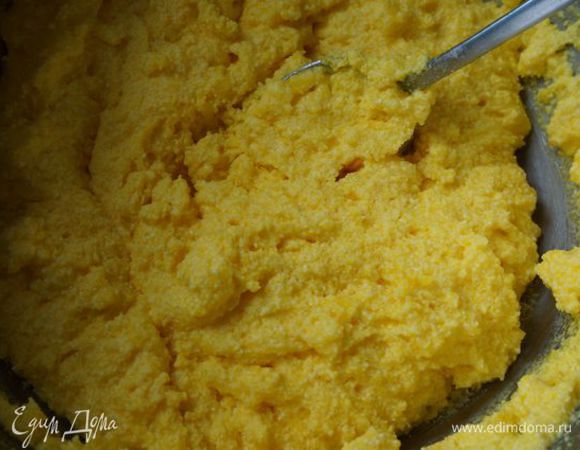 Добавляем соду (не гасим), размешиваем. Через минут 5 вы увидите, что творог вздулся и покрылся пенно-творожной шапочкой.