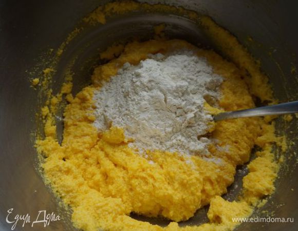 Просеиваем порциями муку, замешивая ложкой тесто.