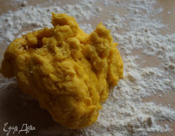 Припыляем стол мукой (10 г достаточно), собираем тесто в комок, отправляем в холод на 30-60 минут.