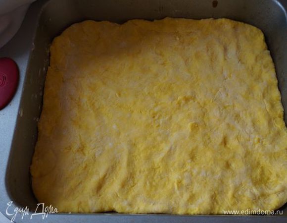 После чего раскатываем по размеру формы (21*30), выкладываем на пергамент или смазываем форму маслом и присыпаем мукой.