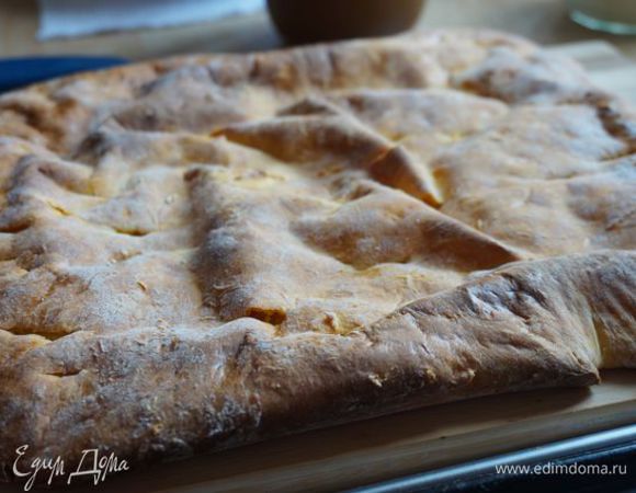 Выпекаем при 180"С около 30-40 минут до готовности; полностью остудить. Я забыла сделать проколы в корже, поэтому он у меня немного вздулся, пришлось во время выпечки его тыкать))