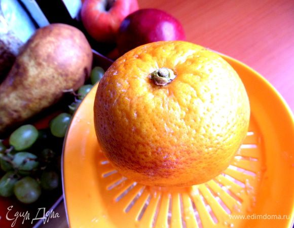 Делаем заправку-соус. Выжимаем сок из половины апельсина.