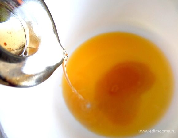 Капнем яблочный натуральный уксус.