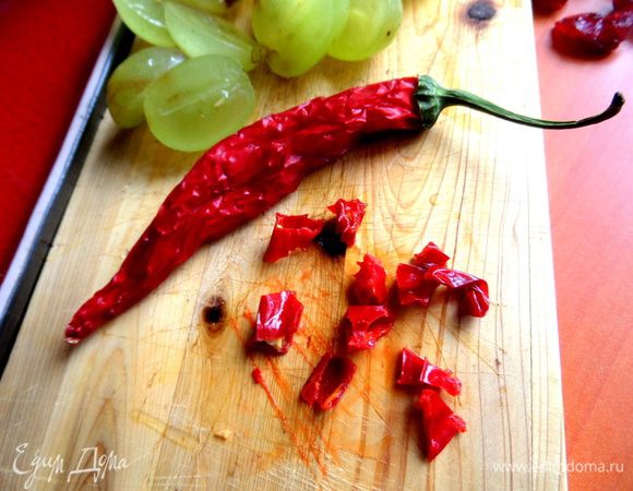 Покромсаем кусочек чили.