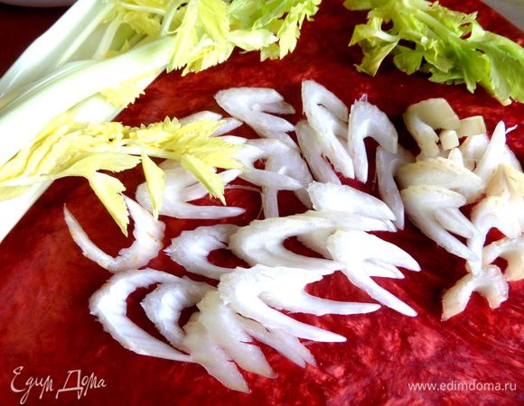 Сочный сельдерей нарезать тонко.