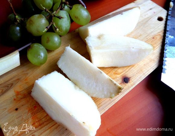 Грушу очистить от семечек,разрезать.