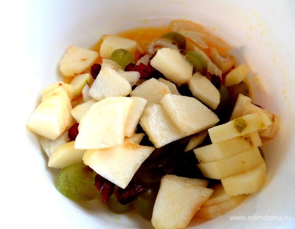 Нарезать на дольки...и в чашу.