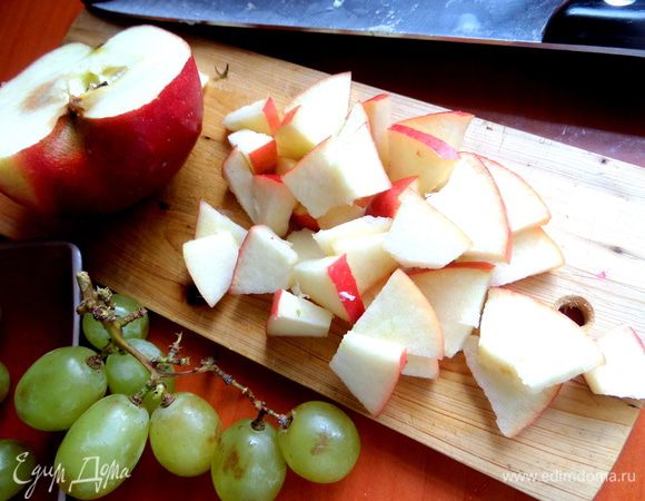Яблоко очистить в центре и нарезать как грушу.