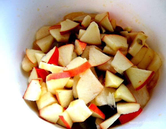 Высыпать дольки в салат.