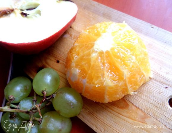 Апельсин очистить ножом от кожуры.