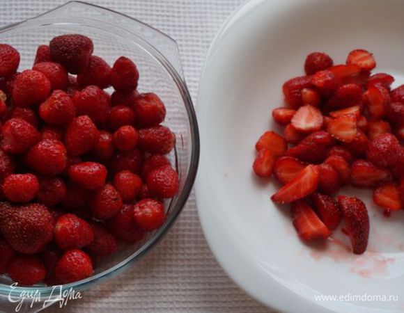 Клубничку надо вымыть, высушить на полотенце, разрезать на половинки или четверти.