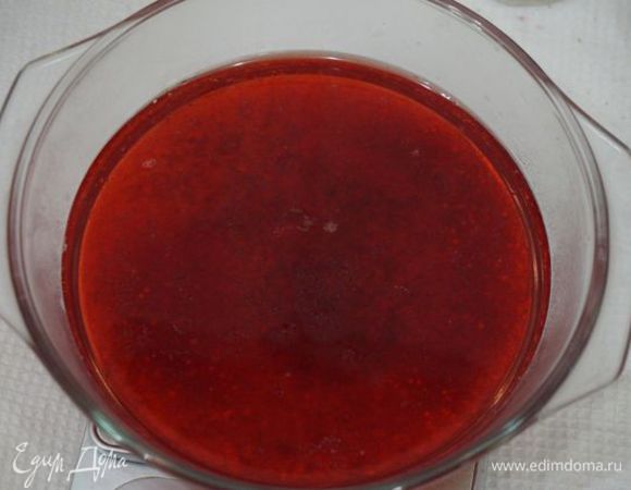 Клубничное желе - 140 г - залить кипятком, размешивать, пока не растворится желатин (можно подогреть слегка в СВЧ)