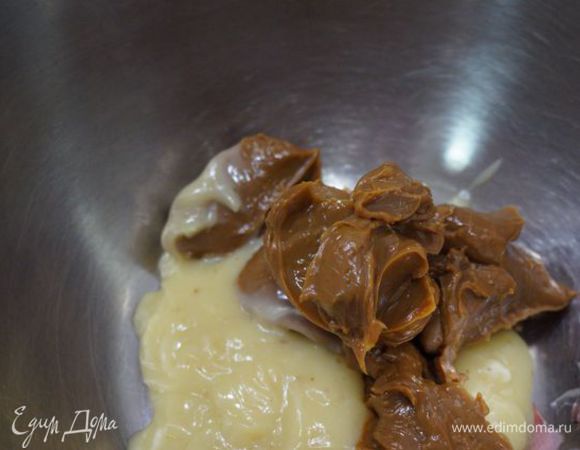 Сгущенка (у меня пополам сырая и вареная) - добавить к ней сок, растворенное желе, размешать, поставить минут на 10-15 в холодильник, чтобы смесь не была горячей, когда добавляем сливки.