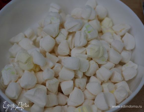 Если вы не нашли мини-маршмэллоу, порежьте ножницами на 4 части обычные маршмэллоу.