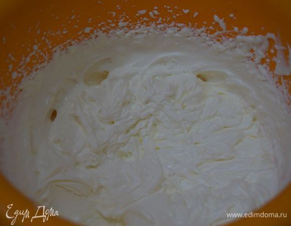 Холодные жирные сливки взбить до устойчивых пиков.