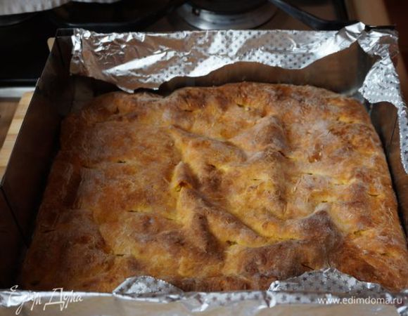 Заключить в разъемную форму творожную основу (у меня только рамка, поэтому дно выстелила 2 слоями фольги)