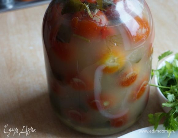 Помидоры спелые (можно бурые) сложить в банку (имею ввиду трехлитровую банку) чередуя с зеленью. Я кладу вот такую зелень: сельдерей, укроп,  листья хрена, корень хрена мелко порубленный, чеснок - 2-3 зубочка, немного горького стручкового перца, немного сладкого. Со всей зелени больше всего в банке  зелени сельдерея, любим мы ее. Закладка помидоров должна быть неплотная с учетом брожения. 
