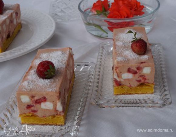 Посыпала сахарной пудрой и разрезала на пирожные: 1 раз вдоль и 5 раз поперек. Получается 10 больших пирожных. Очень вкусно! Ярко выражен клубничный вкус, и вкус сгущенки, плюс нежные зефирки - ПРИЯТНОГО АППЕТИТА))